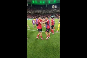 韩国队赛后庆祝时，金玟哉给孙兴慜戴上队长袖标